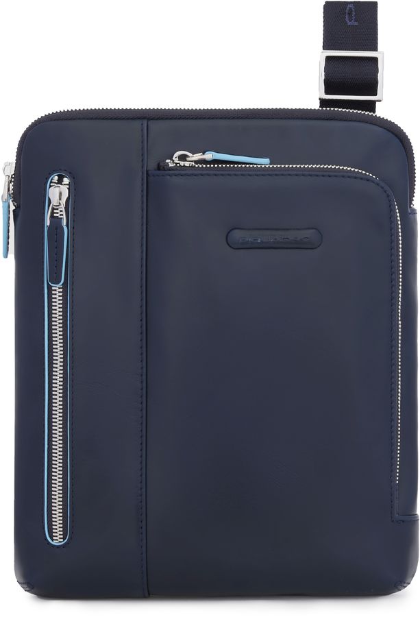 Сумка Piquadro Blue Square CA1816B2/BLU2 синий натур.кожа Сумка Piquadro Blue Square CA1816B2/BLU2 синий натур.кожаСумки<br>Мужская вертикальная сумка Piquadro выполнена из красно-коричневой. слегка мятой кожи. Размер сумки – 21.5х24.5х5 см. Прямоугольная плоская сумка на молнии снабжена наплечным ремнем из текстиля. который регулируется по длине. Крепления для ремней.<br><br>Линейка: Blue Square<br>Цвет: синий