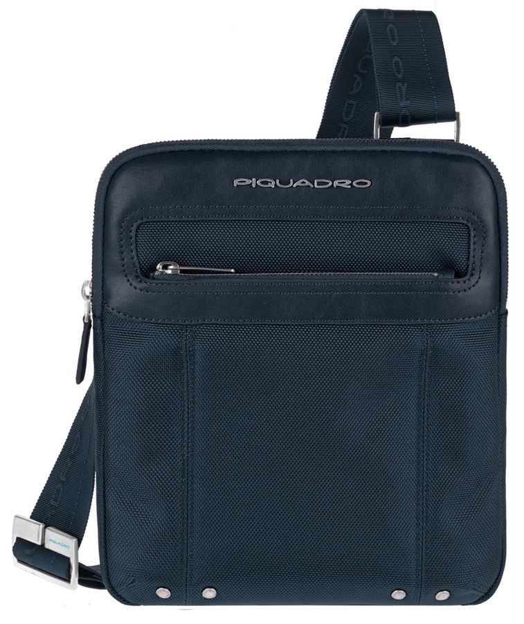Сумка Piquadro Link CA1358LK/BLU2 синий натур.кожа/нейлон Сумка Piquadro Link CA1358LK/BLU2 синий натур.кожа/нейлонСумки<br>Мужская вертикальная сумка Piquadro размером 21х26 см выполнена из текстиля и кожи. Прямоугольная плоская сумка на молнии снабжена наплечным ремнем. который регулируется по длине. Внутренняя часть имеет дополнительный карман. отделы для кредитных карт. крепление для ключей.<br><br>Линейка: Link<br>Цвет: синий