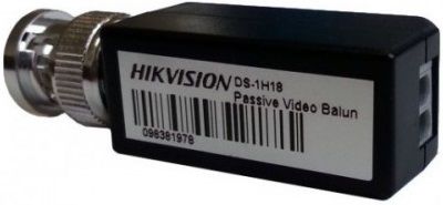 Адаптер HIKVISION DS-1H18 Адаптер HIKVISION DS-1H18Аксессуары для видеокамер<br>Переходник для передачи видеосигнала по витой паре.<br><br>Цвет: черный