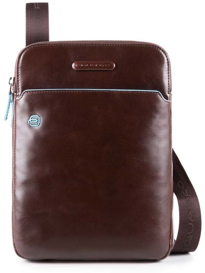 Сумка для ноутбука Piquadro Blue Square CA3978B2/MO коричневый натур.кожа Сумка для ноутбука Piquadro Blue Square CA3978B2/MO коричневый натур.кожаСумки<br>Новая модель кожаной сумки через плечо из коллекции Blue Square. Идеальный вариант для повседневного использования. Имеет два отделения на молнии и карман между ними. Отлично подойдет для переноски планшета, записной книжки, телефона, ключей и прочих небольших вещей. Изготовлена из телячьей кожи.<br><br>Линейка: Blue Square<br>Цвет: коричневый