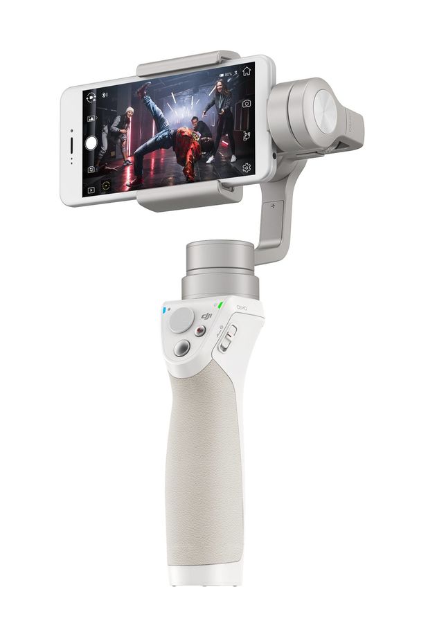 Стедикам Dji Osmo Mobile серебристый Стедикам Dji Osmo Mobile серебристыйСтедикамы<br>Технология ActiveTrack, интеллектуальное слежение за объектами. До 4,5 часов работы. Съемка таймлапс. Прямая трансляция на YouTube и др. площадки (кроме устройств Android). Снижение тряски при съемке фото при низкой освещенности. Функция автоматической съемки панорамы по 9 отдельным фотографиям.<br><br>Цвет: серебристый