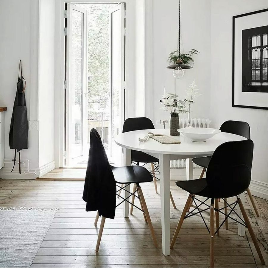 Белый стол темные стулья в интерьере фото